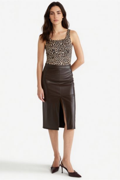 جيبة ميدي بنسل جلد صناعي ببطانة وخصر عالي