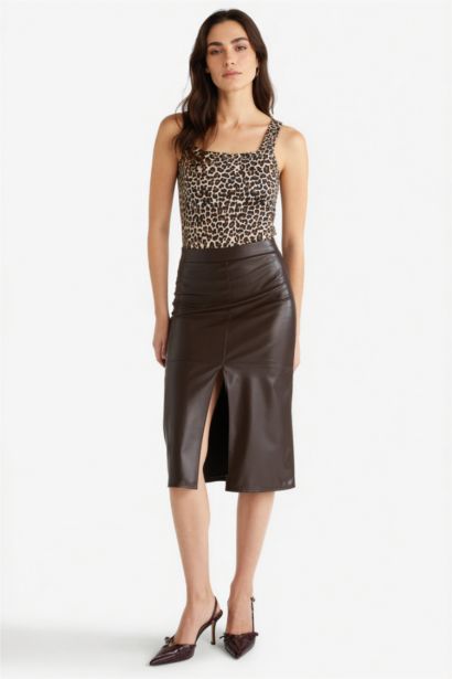 جيبة ميدي بنسل جلد صناعي ببطانة وخصر عالي