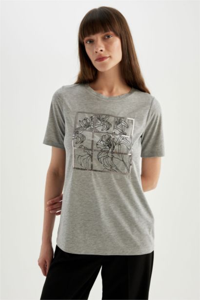 تيشيرت نص كم قصة عادية برقبة مستديرة