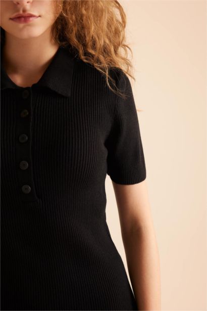 Fitted Polo Yaka Kısa Kollu Yırtmaçlı Midi Triko Elbise