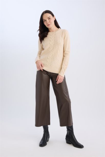 Свитер стандартного кроя с круглым вырезом для женщин