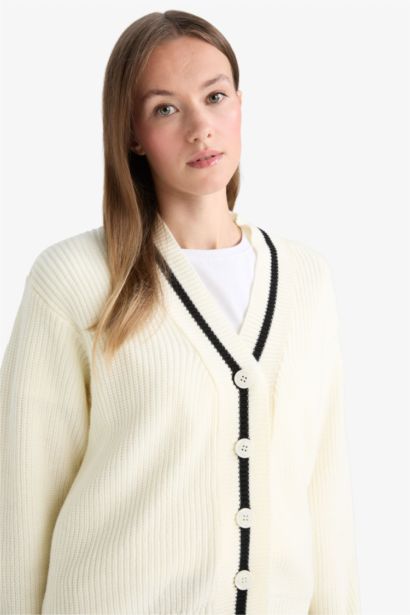 كارديجان تريكو قصة عادية برقبة V