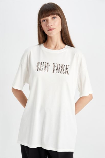 تيشيرت نص كم واسع برقبة مستديرة وطبعة حروف