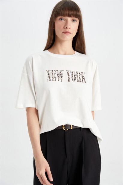 تيشيرت نص كم واسع برقبة مستديرة وطبعة حروف