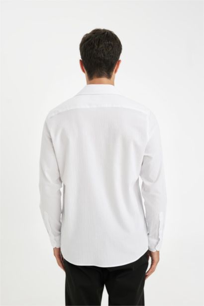 قميص ابيض مودرن فيت برقبة بولو من قماش كرنكيل