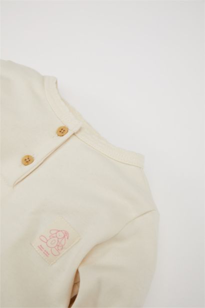 من التويل برقبة بأزرار من قطعتين