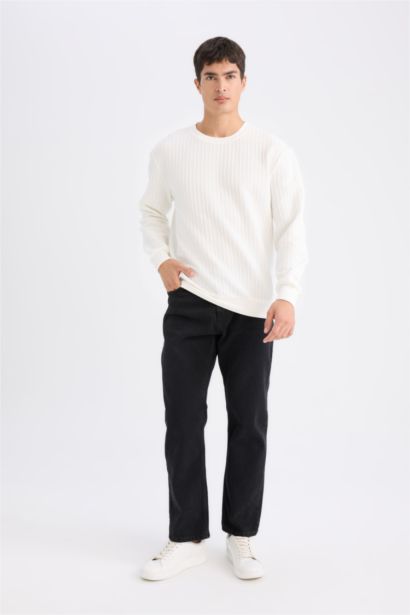 Свитшот стандартного кроя с круглым вырезом