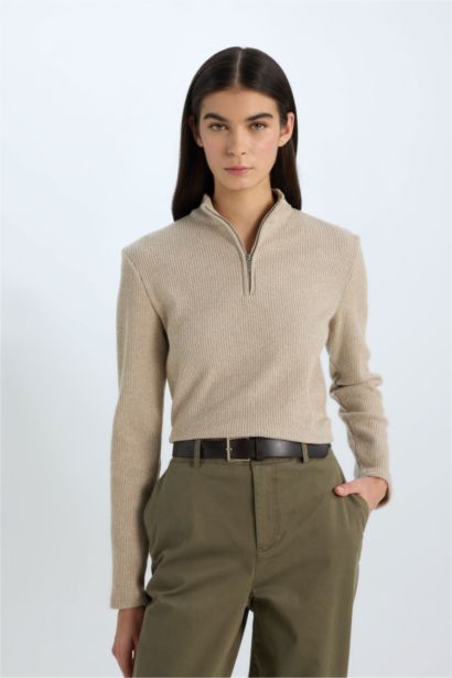 Кофта приталенного кроя с воротником