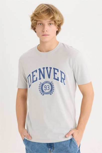 تيشيرت قطن قصة عادية بطبعة شعار برقبة مستديرة