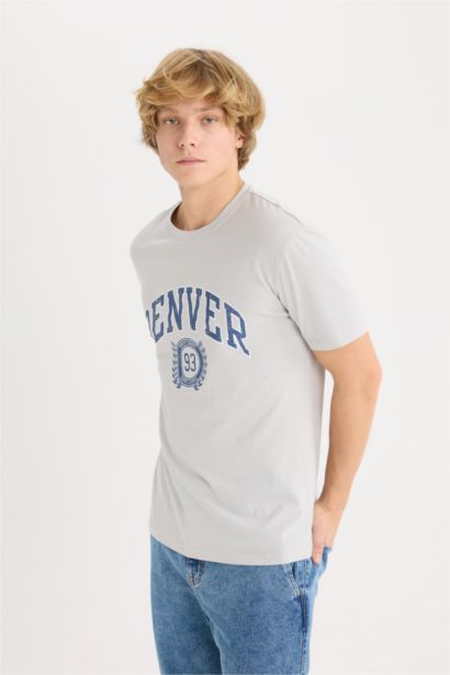 تيشيرت قطن قصة عادية بطبعة شعار برقبة مستديرة