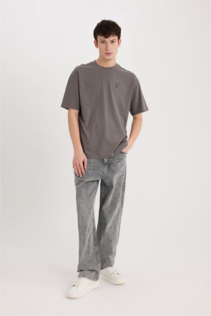 تيشيرت قطن قصة مريحة برقبة مستديرة وطبعة من الخلف