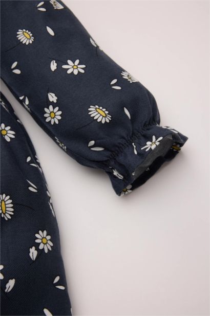 فستان بنقشة الزهور من التويل برقبة كبيرة