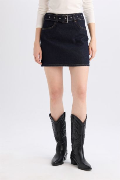 جيبة جينز قصيرة فاشون فيت بجيب وحزام بنأثير باهت