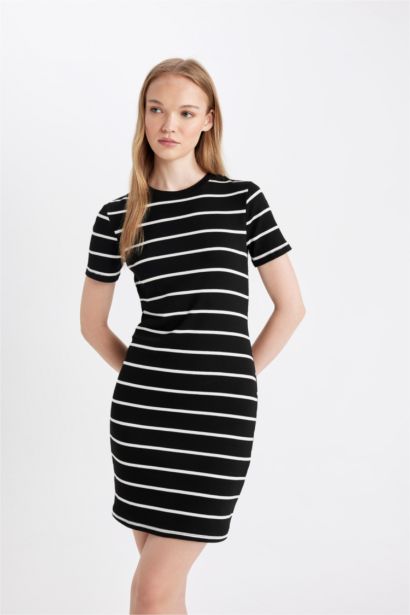 Mini Robe ajustée rayée à col rond et manches courtes