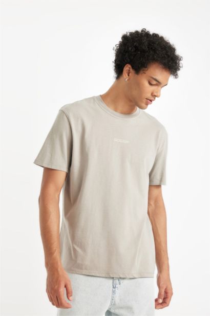 Футболка стандартного кроя с круглым вырезом