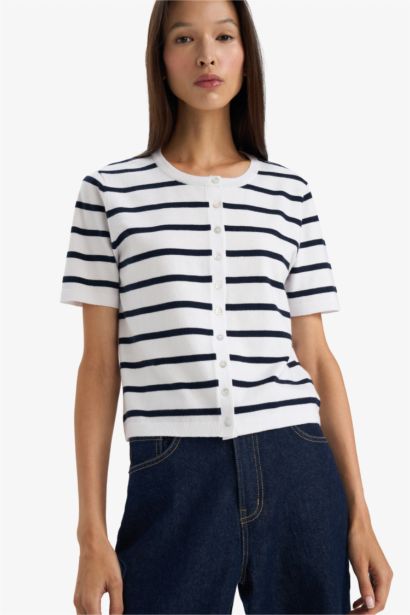 جاكيت تريكو مخطط نص ردن قصة عادية بياخة مستديرة