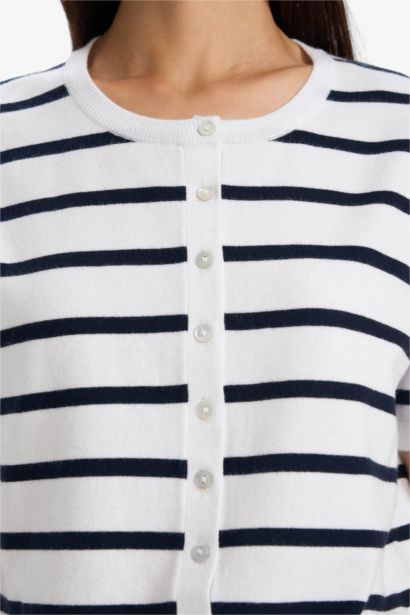 جاكيت تريكو مخطط نص ردن قصة عادية بياخة مستديرة