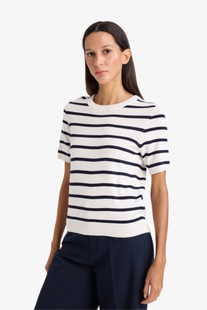 بلوز صوف مخطط قصة عادية بياخة مستديرة