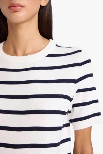 بلوز صوف مخطط قصة عادية بياخة مستديرة