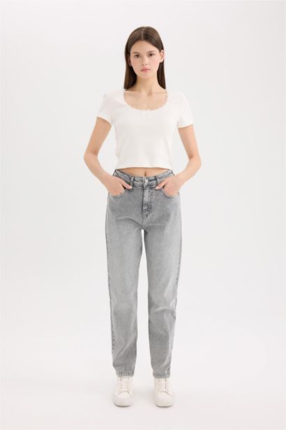 Jean mom confortable à taille normale