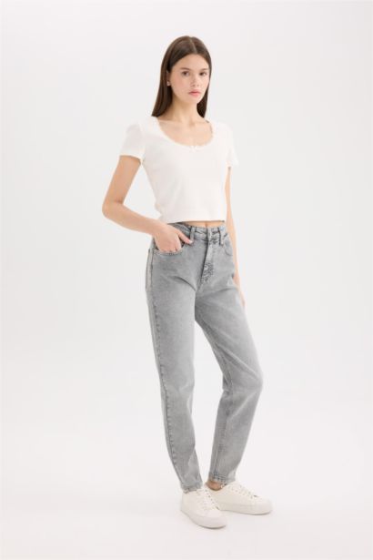 Jean mom confortable à taille normale