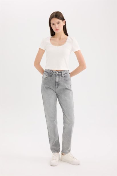 Jean mom confortable à taille normale