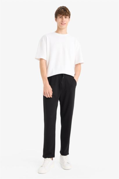 بنطرون بجامة رياضي قصة عادية برجل عادي