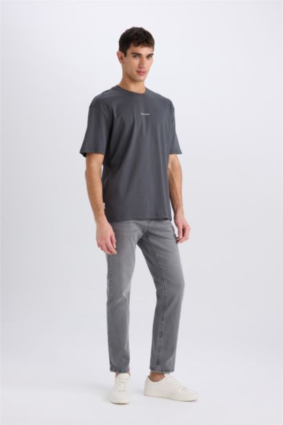 تيشيرت أوفر سايز نص كم بياقة مستديرة بطبعة من الخلف