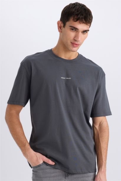 تيشيرت أوفر سايز نص كم بياقة مستديرة بطبعة من الخلف