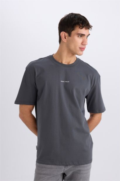 تيشيرت أوفر سايز نص كم بياقة مستديرة بطبعة من الخلف