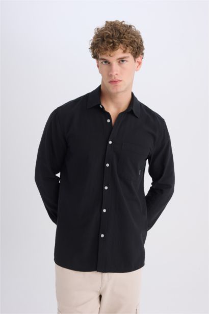 Chemise noire en coton à manches longues et coupe régulière