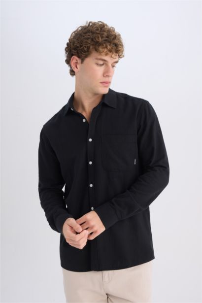 Chemise noire en coton à manches longues et coupe régulière