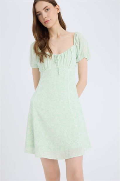 Mini-robe à manches courtes en tissu froissé fleuri à col cœur