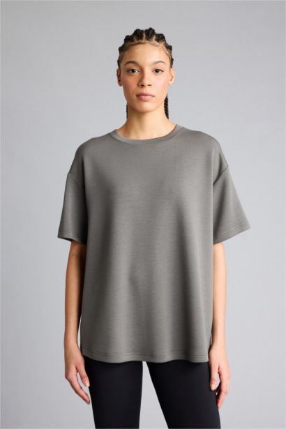 تيشيرت رياضة نص كم أوفر سايز برقبة مستديرة