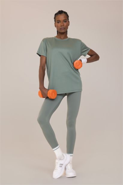 تيشيرت رياضي نص كم اوفر سايز برقبة مستديرة من DeFactoFit