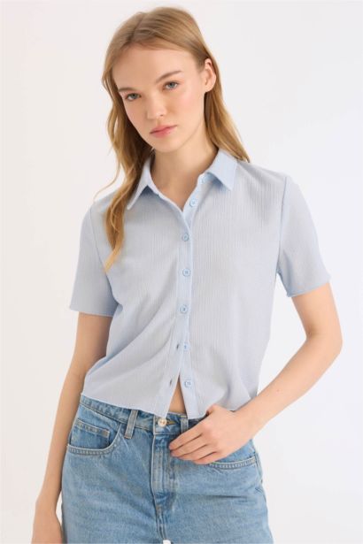 Chemise slim courte à col chemise en tissu gaufré