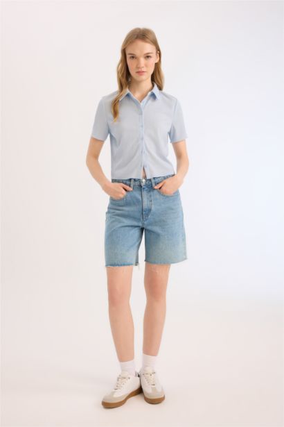 Chemise slim courte à col chemise en tissu gaufré