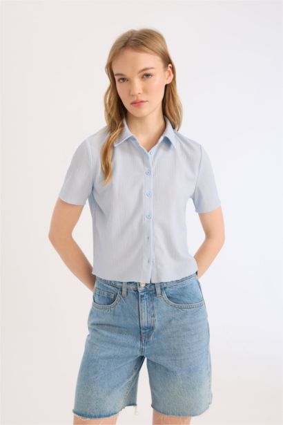 Chemise slim courte à col chemise en tissu gaufré