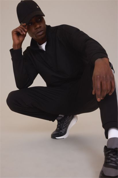 سويت شيرت رياضي قصة عادية بياقة عالية بجيب من DeFactoFit