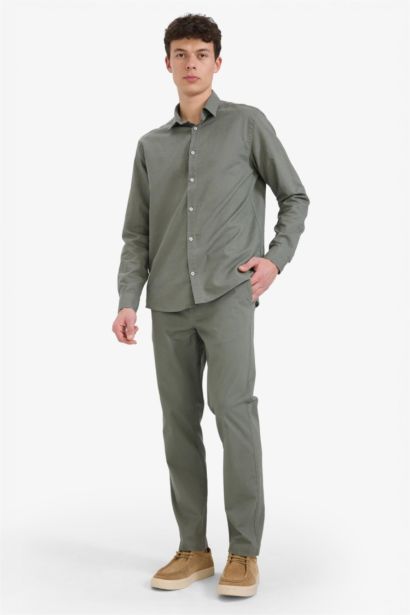 بنطلون تشينو قصة عادية ورجل عادية