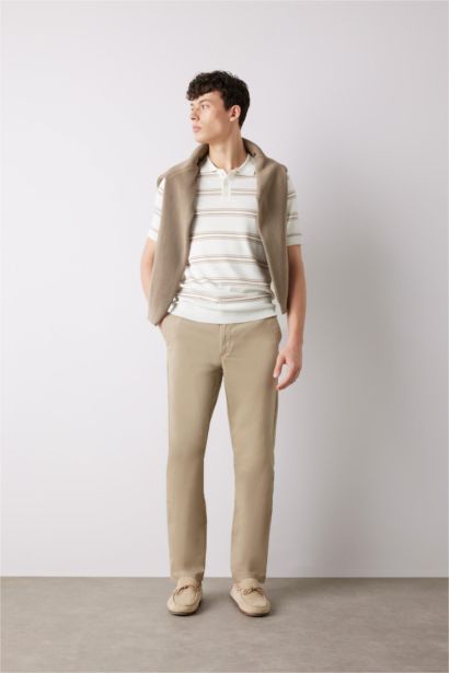 بنطلون تشينو برجل عادي