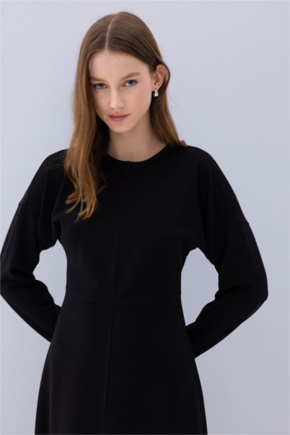 Relax Fit Crew Neck Crepe Maxi Black Dress