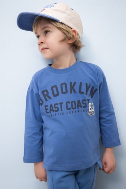 تيشيرت بريميوم بيبي اولادي كم طويل بطبعة شعار وقصة عادية