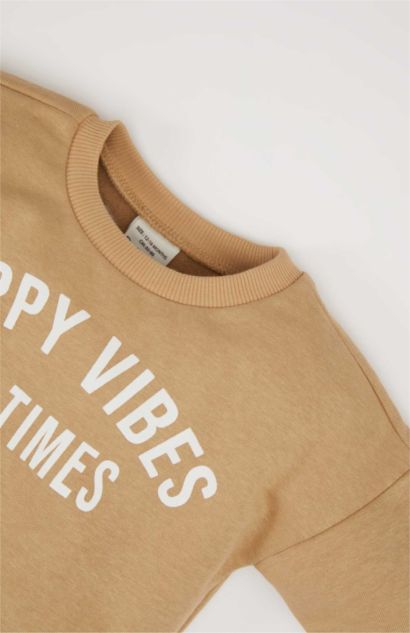 طقم سويت شيرت و سروال رياضي بطبعة شعار من قطعتين