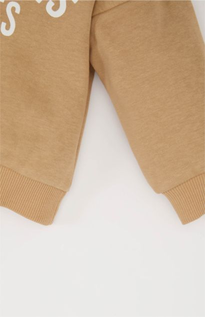 طقم سويت شيرت و سروال رياضي بطبعة شعار من قطعتين