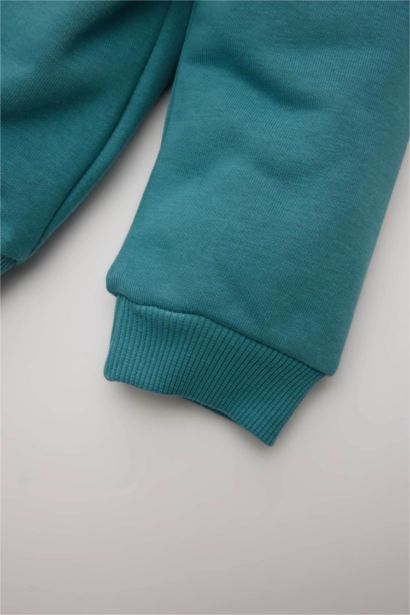 طقم بيبي اولادي أزرق  سويت شيرت وسويت بانتس بطبعة شعار قصة عادية - قطعتين