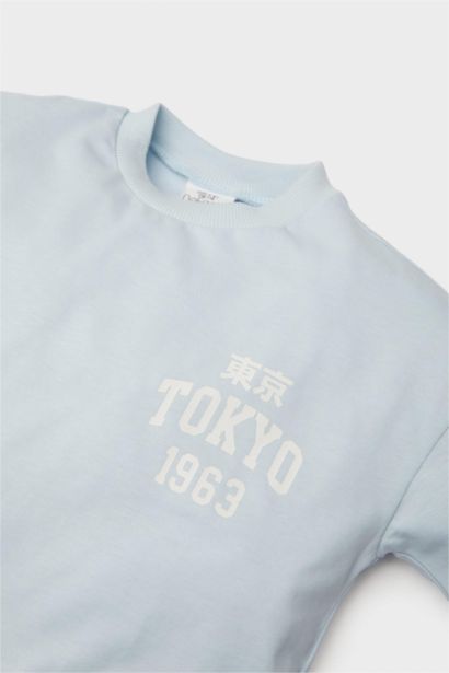 تيشيرت نص كم بطبعة شعار قصة عادية