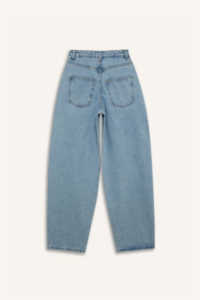 بنطلون جينز باجي فيت برجل عادية وخصر عالي