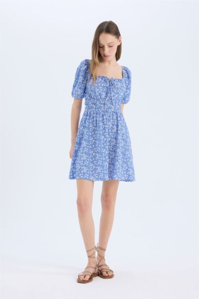 Mini Robe fleurie à col carré et manches courtes