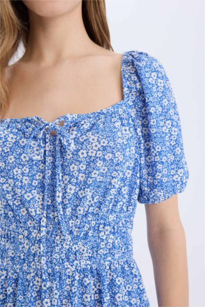 Mini Robe fleurie à col carré et manches courtes